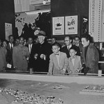 1955年 蔣中正總統與夫人宋美齡女士參觀施政成果展覽