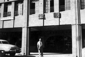 1950年前後的明新咖啡館與創辦人之一艾尼斯｜影像來源：明星咖啡館