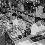 1971年 衡陽路十八號老大昌內部，中秋節搶購月餅的人潮。