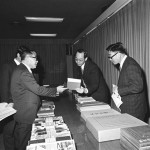 1974年 行政院新聞局局長錢復檢視書局圖書