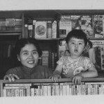 蕭孟能曾說:「我和我大學時代一位名叫朱婉堅的同學,後來也叫做『蕭孟能太太』的那一位既能幹又最肯為理想吃苦的女士,於民國四十一年在衡陽路口租下了一個小攤攤,創辦了我少年時代夢想的一家書店的雛形書店,就是『文星書店』。」(圖左為朱婉堅,圖右為蕭孟能長女蕭近仁;約1950年代初期)|影像來源:蕭廣仁先生