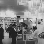 迥異於同時代書店的狹窄,文星書店內部寬敞明亮,設有迴旋樓梯與簡約時尚的吊燈。即使今日看來,仍然不退流行。(約1967-1968年間)|影像來源:蕭廣仁先生