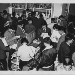 文星書店每逢特賣會舉行時,書店裡總是擠滿了人,爭相翻閱架上陳列的樣品書,再填入手中的購書單據,往櫃檯結帳取書。|影像來源:蕭廣仁先生