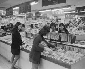 按出版社作為書區分類的書店內部情景 (1973年)|影像來源:外交部「放眼看臺灣」資料庫