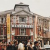 東方出版社成立後，沿用新高堂書店美麗的紅磚三層樓建物作為門市與辦公室，直到1980年拆除，另建八層樓高的「東方大樓」。｜影像來源：東方出版社